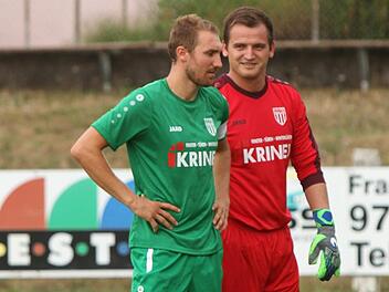 Nach seiner Rot-Sperre steht Kapit&auml;n Andr&eacute; Karmann (links, hier zusammen mit Torwart Stefan Klemm) wieder im Sander Kader. Foto: G&uuml;nther Geiling