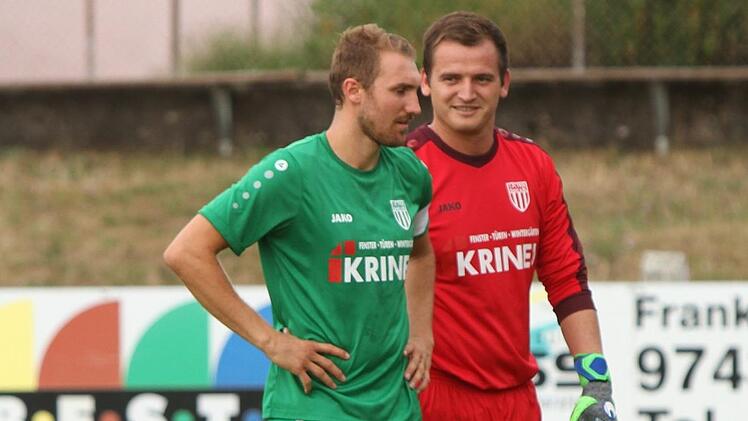 Nach seiner Rot-Sperre steht Kapit&auml;n Andr&eacute; Karmann (links, hier zusammen mit Torwart Stefan Klemm) wieder im Sander Kader. Foto: G&uuml;nther Geiling