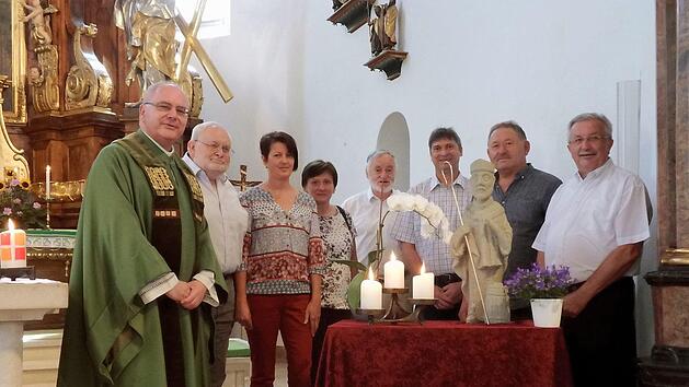 Dekan Kilian Kemmer, Christoph Reuß (Kassier des Heimat- und  Verschönerungsvereins), Karin Hackenberg (Schriftführerin), Birgit Keller (Kirchenführung), Georg Walcher  (Vorsitzender der Hajastan-Armenienhilfe), Herbert Sailer (Steinmetz),  Viktor Avetisyan (Künstler), Georg Römer (Vorsitzender des Heimat- und  Verschönerungsvereins) und natürlich die Statue des Heiligen Bischof Arnulf  von Metz    Foto: Britta Schnake