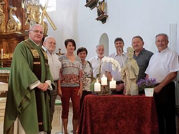 Dekan Kilian Kemmer, Christoph Reuß (Kassier des Heimat- und  Verschönerungsvereins), Karin Hackenberg (Schriftführerin), Birgit Keller (Kirchenführung), Georg Walcher  (Vorsitzender der Hajastan-Armenienhilfe), Herbert Sailer (Steinmetz),  Viktor Avetisyan (Künstler), Georg Römer (Vorsitzender des Heimat- und  Verschönerungsvereins) und natürlich die Statue des Heiligen Bischof Arnulf  von Metz    Foto: Britta Schnake