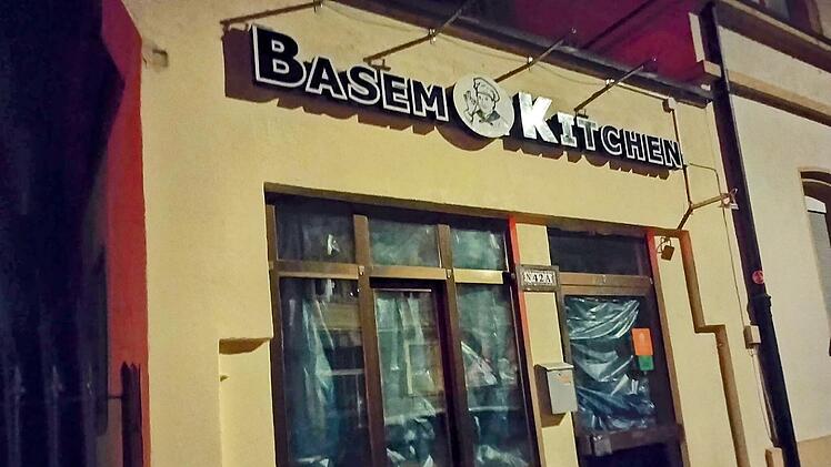 Geschlossenes Restaurant mit dem Schild "Basem Kitchen". Das Fenster ist abgedeckt. Früher war hier die "Pizzeria Bella Napoli" in Bamberg, die seit Juli 2024 geschlossen ist.