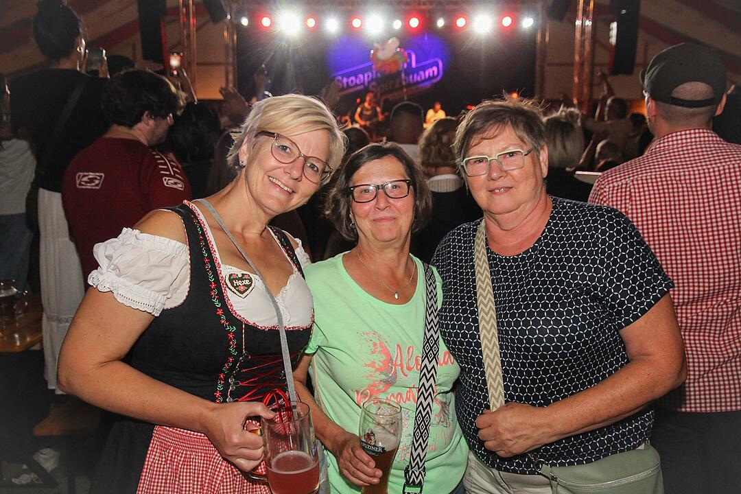 Die Stadlbesucher feierten mit den Stoapf&auml;lzer Spitzbuam.