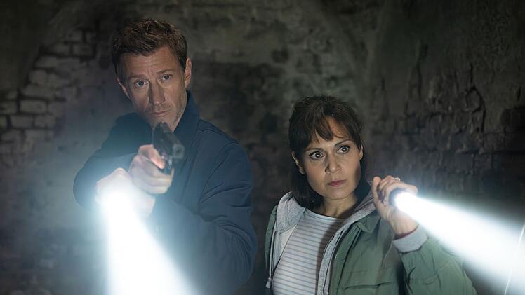 Henk Cassens (Maxim Mehmet) und S&uuml;her &Ouml;zl&uuml;g&uuml;l (Sophie Dal) sind seit der letzten Folge endlich wiedervereint, nachdem S&uuml;her mehrere Filme nicht vor Ort in Leer war.