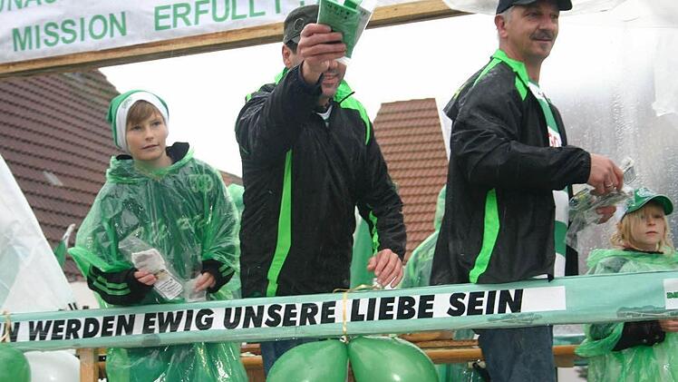 Der Michelfelder "Greuther-Fürth-Fanclub" sorgte beim Umzug für Stimmung.