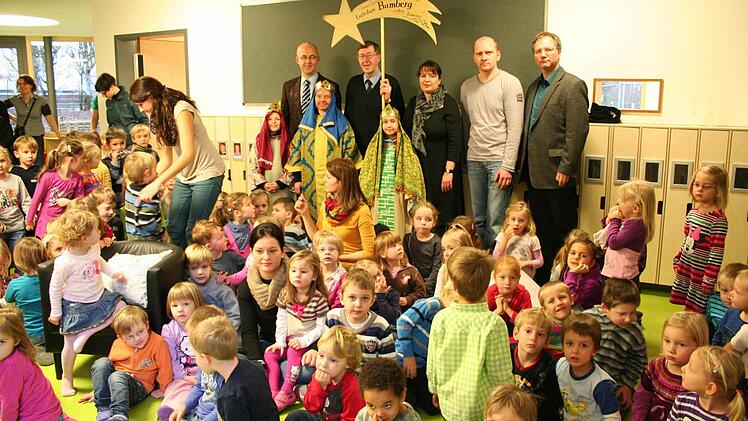 Es wuselte nur so von Kindern als Bürgermeister Jakobus Kötzner, Pfarrer Wolfgang Schmidt, Kita-Leiterin Sabine Brehm, Elternbeiratsvorsitzender Johannes Kraus und AWO-Geschäftsführer Werner Dippold (hinten von links) das Haus eröffneten.