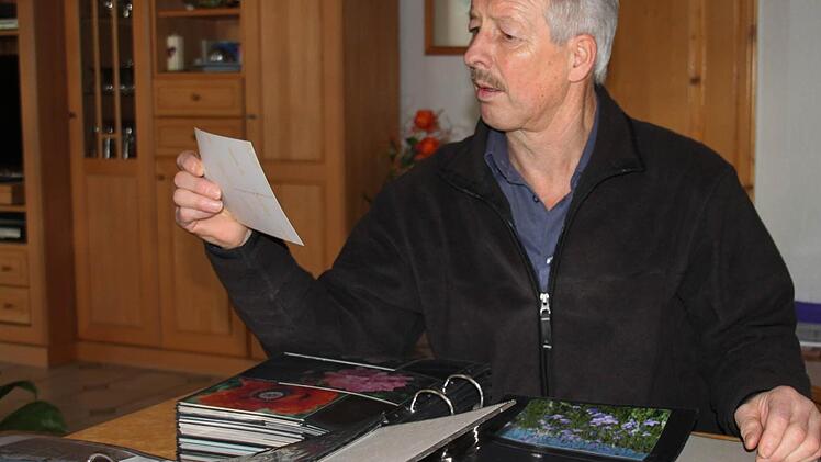 Berthold Kleinhenz sucht in seinem Bilderfundus passende Fotos f&uuml;r die Stangenrother Chronik. Foto: Ernst Dettmer