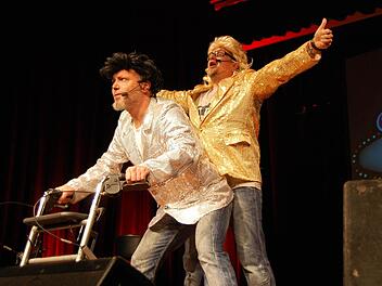 Lars Niedereichholz (rechts) und Ande Werner geben jetzt auch den Siegfried und den Roy. Ohne Tiger, aber mit viel Klamauk.  Fotos: Oliver Schmidt