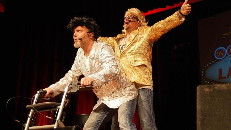 Lars Niedereichholz (rechts) und Ande Werner geben jetzt auch den Siegfried und den Roy. Ohne Tiger, aber mit viel Klamauk.  Fotos: Oliver Schmidt