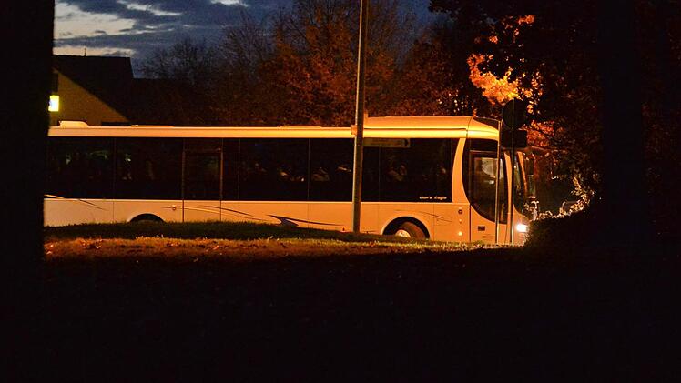 Ein Reisebus mit Asylsuchenden ist in Herzogenaurach eingetroffen.  Foto: Ronald RinklefEin Reisebus mit Asylsuchenden ist in Herzogenaurach eingetroffen.  Foto: Ronald Rinklef