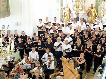 Für eine imposante Kulisse sorgten die 80 Mitwirkenden beim Bach-Kantaten-Konzert. Bei so vielen Musikern stößt die Trebgaster Johannes-Kirche allerdings an ihre Grenzen. Foto: Dieter Hübner