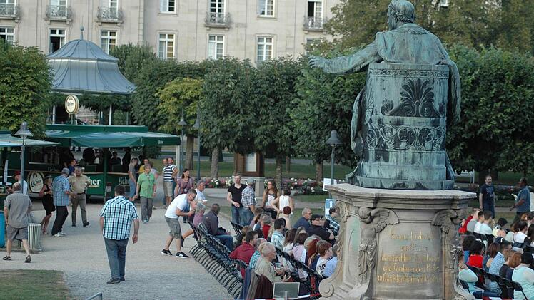 Gemütlich ging es am Samstagabend im Schlosspark zu.  Foto: Sebastian Schmitt-Mathea