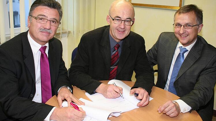 Bei der Vertragsunterzeichnung (von links): Klaus Markert, Telekom, Bürgermeister Jakobus Kötzner, und Uwe Wagner vom Amt für Digitalisierung, Breitband und Vermessung  Foto: Evi Seeger