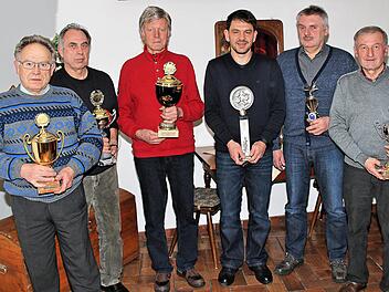 Ihre erfolgreichen Taubensportler ehrten die beiden Vereine Münnerstadt und Wermerichshausen. Unser Bild zeigt von links Willi Stumpf, Peter Emes, Hubert May, Oskar Denner, Werner Mauer und Karl Bauer.  Foto: Dieter Britz
