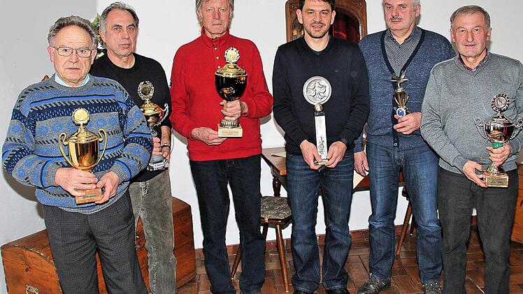 Ihre erfolgreichen Taubensportler ehrten die beiden Vereine Münnerstadt und Wermerichshausen. Unser Bild zeigt von links Willi Stumpf, Peter Emes, Hubert May, Oskar Denner, Werner Mauer und Karl Bauer.  Foto: Dieter Britz