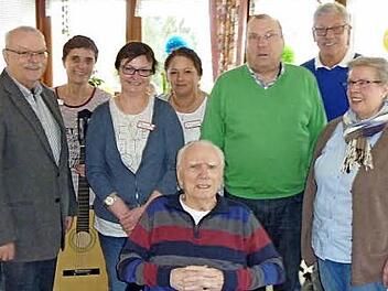 Jubilar Helmut Niebisch (sitzend) im Kreise der Gratulanten, darunter Stadtrat Lothar Seyfferth (links) sowie (von rechts) Tochter Kerstin Barth, Awo-Vorsitzender Hartmut Rochholz und Schwiegersohn Hans Barth Foto: privat