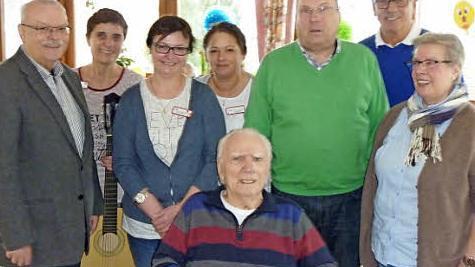Jubilar Helmut Niebisch (sitzend) im Kreise der Gratulanten, darunter Stadtrat Lothar Seyfferth (links) sowie (von rechts) Tochter Kerstin Barth, Awo-Vorsitzender Hartmut Rochholz und Schwiegersohn Hans Barth Foto: privat