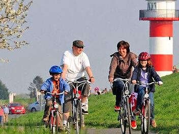 nsgesamt 1.000 Kilometer ausgeschilderte Radwege laden zu einer Tour durch die maritim geprägte Urlaubsregion Altes Land am Elbstrom ein. Foto: djd/Tourismusverband Landkreis Stade/Martin Elsen
