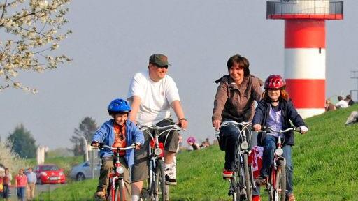 nsgesamt 1.000 Kilometer ausgeschilderte Radwege laden zu einer Tour durch die maritim geprägte Urlaubsregion Altes Land am Elbstrom ein. Foto: djd/Tourismusverband Landkreis Stade/Martin Elsen