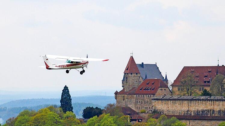 Die zweimotorige Cessna 150 startet in Coburg zu einem Luftbeobachtungsflug. Die Übungsaufgabe für Pilot und Luftbeobachter: ein vermisstes Fahrzeug finden. Foto: Simone Bastian