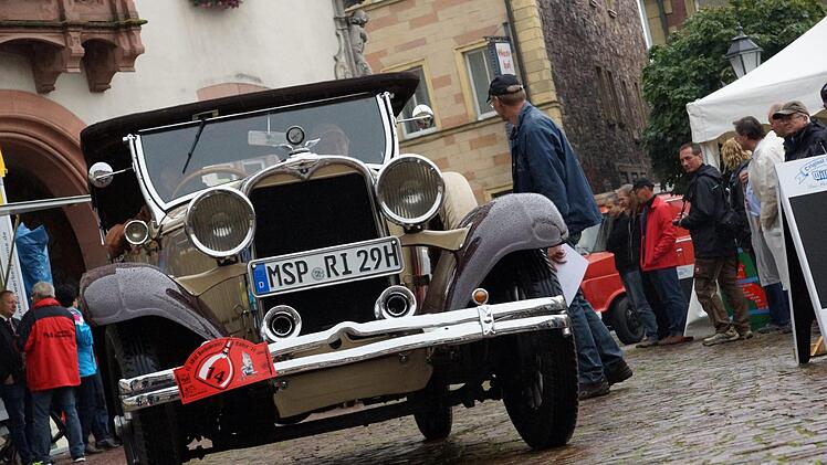 Der Hammelburger Marktplatz gehört am Samstag und Sonntag den Oldtimern. Foto: Archiv/Arkadius Guzy