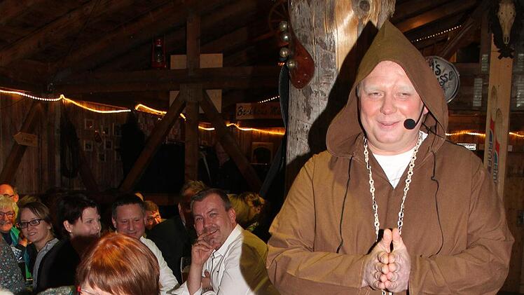 Der Mönch frotzelte über Bierverschwendung bei Anstichen oder den Bau der "Friedenskapelle" des Bürgermeisters. Foto: Sonny Adam