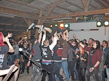 Sängerin Nathalie Dombrowski von der Kapelle "Cycoside" aus dem Landkreis Kulmbach schrie sich vor drei Jahren in Seubersdorf die Seele aus dem Leib und die Stagediver wurden von den Fans auf Händen getragen. Das könnte sich am 19. Mai wiederholen.  Foto: Stephan Stöckel