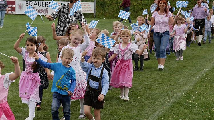 Einmarsch der kleinen und großen Dirndl- und Lederhosenkinder Foto: Manja von Nida