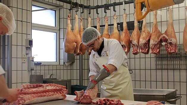 Der 25-J&auml;hrige Gunnar Flessa (rechts) hat ein Ausbildungsjahr bei "Luther Fleischwaren" in Neustadt &uuml;bersprungen. Wird er in einem fernen Land auch so geschickt sein?  Foto: Rudel