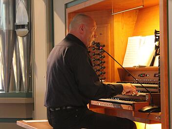 Kirchenmusikdirektor Professor Gerd Wachowski ist ein Meister seines Faches: Beim Konzert auf der ehrwürdigen klangschönen Rieger-Orgel in der Petrikirche improvisierte er bekannte Kirchenlieder, die sich die Zuhörer gewünscht hatten. Foto: Sonny Adam