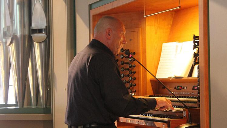Kirchenmusikdirektor Professor Gerd Wachowski ist ein Meister seines Faches: Beim Konzert auf der ehrwürdigen klangschönen Rieger-Orgel in der Petrikirche improvisierte er bekannte Kirchenlieder, die sich die Zuhörer gewünscht hatten. Foto: Sonny Adam