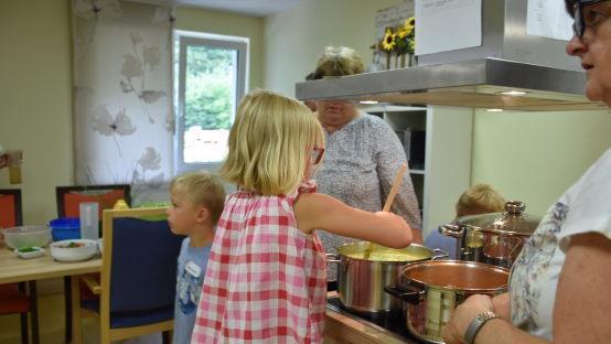 Im Pflegeheim J&ouml;rg Creutzer kochen regelm&auml;&szlig;ig die Bewohner gemeinsam mit Kindern. Foto: PR