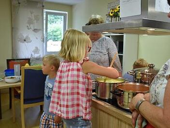 Im Pflegeheim Jörg Creutzer kochen regelmäßig die Bewohner gemeinsam mit Kindern. Foto: PR