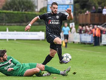 Der Abtswinder Adrian Graf (links) attackiert den Sander Kevin Steinmann mit einer Gr&auml;tsche.  Foto: Ryan Evans