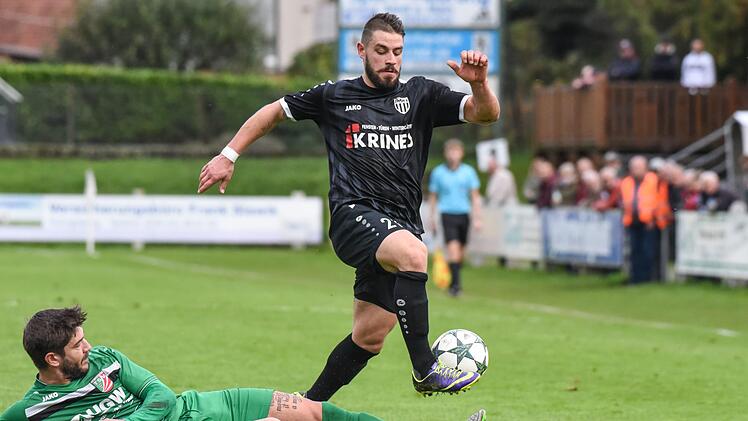 Der Abtswinder Adrian Graf (links) attackiert den Sander Kevin Steinmann mit einer Gr&auml;tsche.  Foto: Ryan Evans