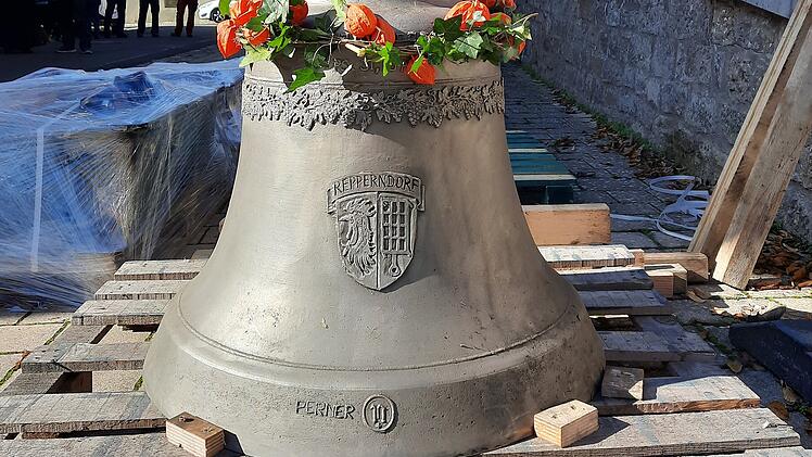 Repperndorf: Zeitkapsel nach 54 Jahren geöffnet - Stadt deponiert kleine Schätze für die Nachwelt in vergoldeter Kirchturmkugel