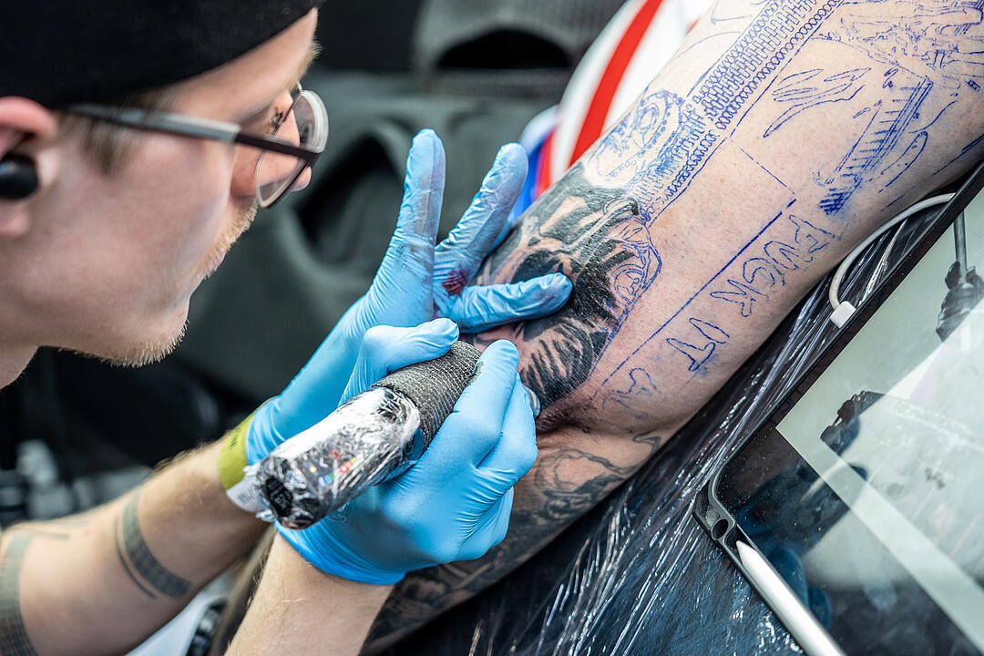 Mit vielen Top Tattookünstlern und Händlern.