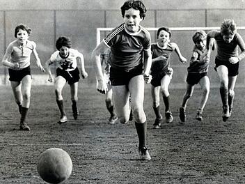 Dokumentarfilm "Mädchen können kein Fußball spielen": Ausnahmetalent Birgit Bormann, heute 60 Jahre alt, beim Fußballspielen Mitte der 70-er. Sie war immer die Beste - auch unter Jungs. Ein Länderspiel bestritt Birgit 1982 als 17-Jährige. Wegen einer Burnout-Erkrankung mit langem Klinikaufenthalt hängte sie den Fußball danach früh an den Nagel.
