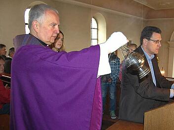 Pfarrer Karl Theodor Mauer weiht die neue Orgel in Frankenbrunn.  Foto: Günther Straub