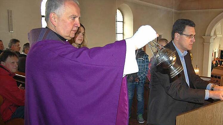 Pfarrer Karl Theodor Mauer weiht die neue Orgel in Frankenbrunn.  Foto: Günther Straub