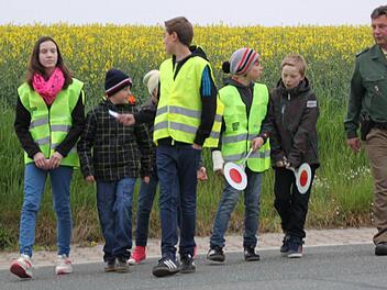 Thomas Heublein (rechts) von der Staffelsteiner Polizeistation bildete die neuen Nedensdorfer Schulbushelfer aus. Fotos: Matthias Einwag