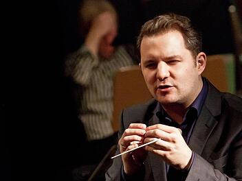 Johannes Klumpp stellte sich als Dirigent und Moderator erstmals in Coburg vor. Foto: Jochen Berger