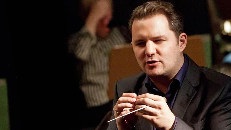 Johannes Klumpp stellte sich als Dirigent und Moderator erstmals in Coburg vor. Foto: Jochen Berger