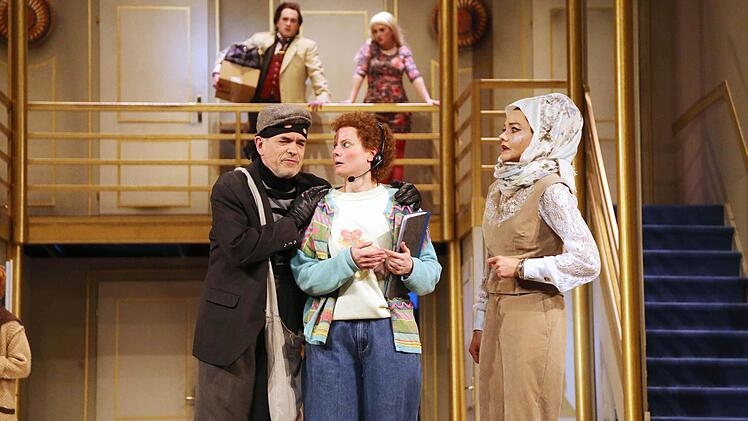 Turbulenter Bühnenspaß: Szene aus "Der nackte Wahnsinn" am Landestheater Coburg.Foto: Henning Rosenbusch