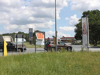 Auf einem Grundstück (im Vordergrund) zwischen der Staatsstraße, die zur A 70 führt, und der Industriestraße baut die Schittenhelm GmbH, die mit "textilwaren24.de " einen Online-Handel betreibt. Foto: Alexander Hartmann