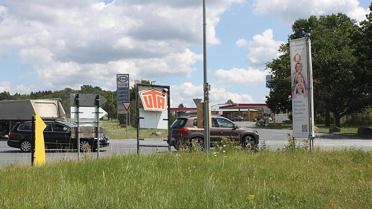 Auf einem Grundstück (im Vordergrund) zwischen der Staatsstraße, die zur A 70 führt, und der Industriestraße baut die Schittenhelm GmbH, die mit "textilwaren24.de " einen Online-Handel betreibt. Foto: Alexander Hartmann