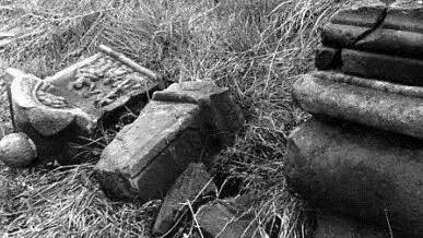 Die Marter nach ihrer Restaurierung 1974 am Ufer der Haßlach Die Überreste der zerstörten Marter