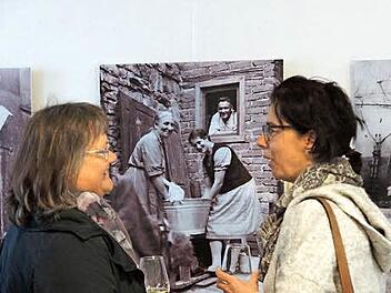 Besucher kommen über die Fotos ins Gespräch. Foto: Arkadius Guzy
