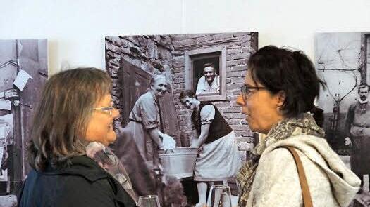 Besucher kommen über die Fotos ins Gespräch. Foto: Arkadius Guzy