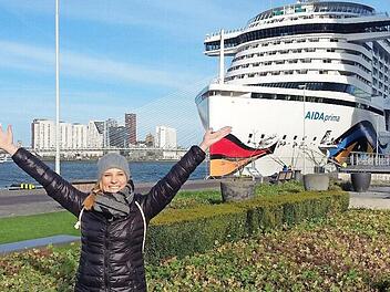 Anna Stadelmann vor der "Aidaprima": Mit dem Kreuzfahrtschiff war die Zeilerin vier Monate lang als Mitglied der Bordcrew unterwegs.