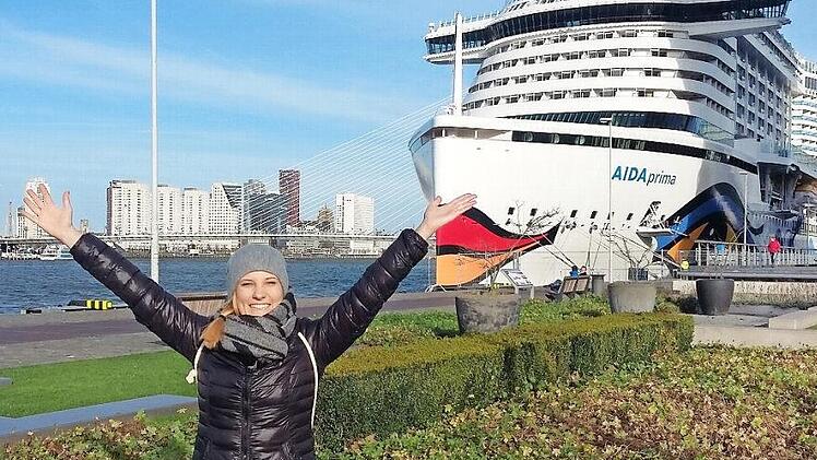 Anna Stadelmann vor der "Aidaprima": Mit dem Kreuzfahrtschiff war die Zeilerin vier Monate lang als Mitglied der Bordcrew unterwegs.